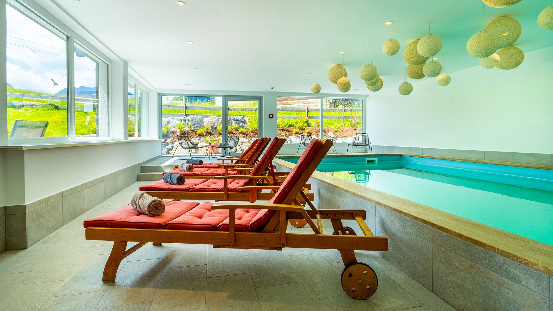Wellnesshotel im Kleinwalsertal: Pool und Sauna mit Aussicht