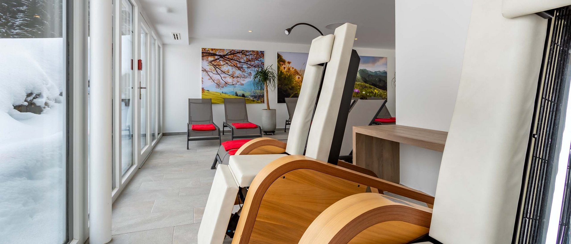 Wellnesshotel im Kleinwalsertal: Pool und Sauna mit Aussicht Wellnesshotel im Kleinwalsertal: Pool und Sauna mit Aussicht