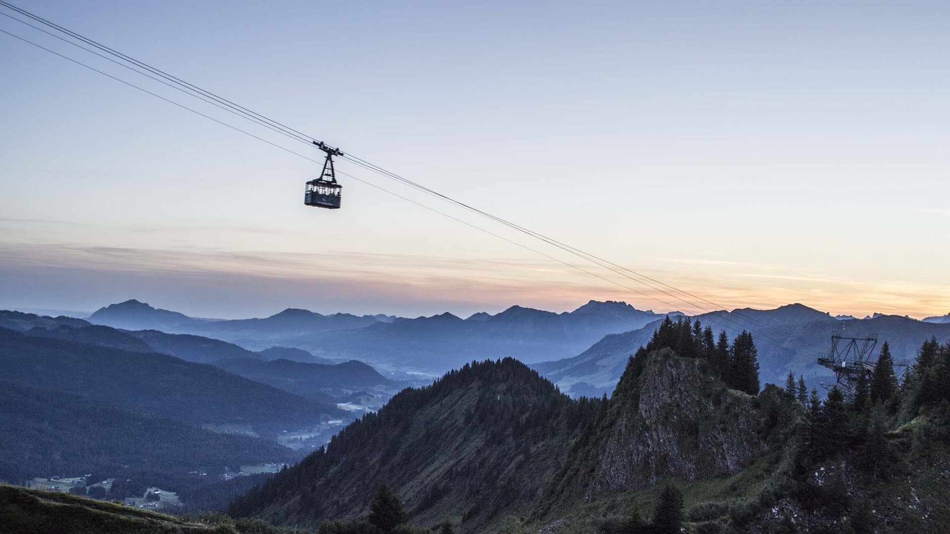 Der Weg in unser Kleinwalsertal-Hotel mit Pool Der Weg in unser Kleinwalsertal-Hotel mit Pool