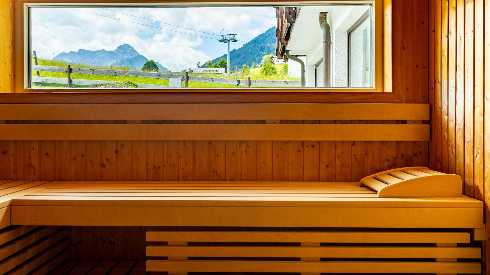 Wellness hotel in Kleinwalsertal: pool and sauna with a view Wellness hotel in Kleinwalsertal: pool and sauna with a view