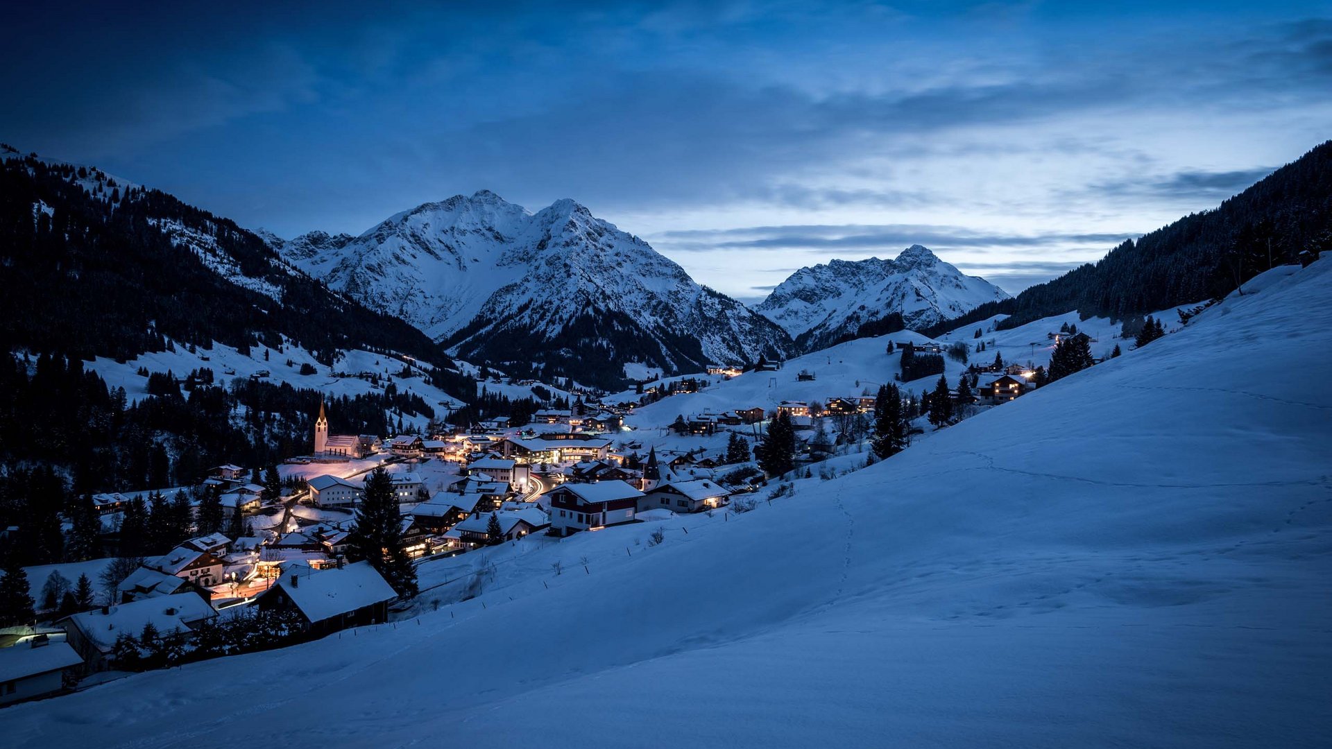 Der Weg in unser Kleinwalsertal-Hotel mit Pool Der Weg in unser Kleinwalsertal-Hotel mit Pool