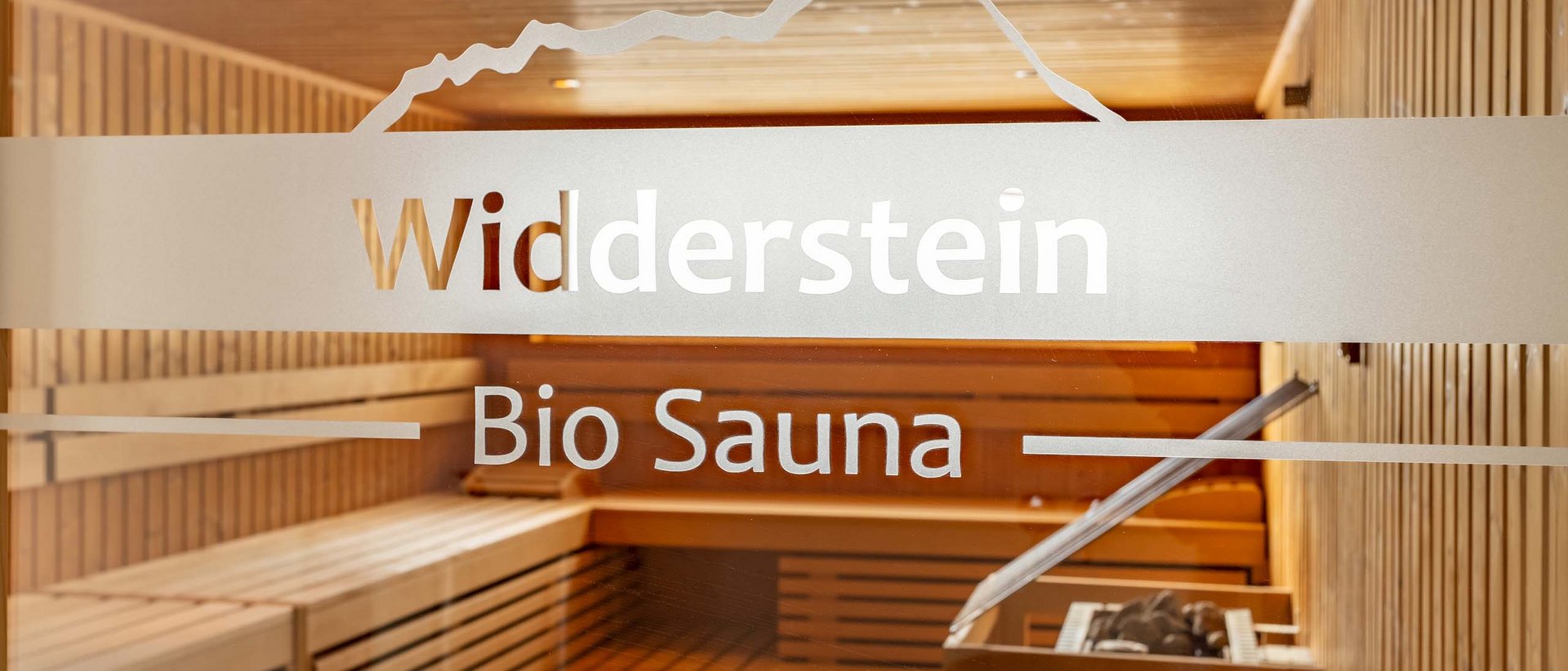 Wellness hotel in Kleinwalsertal: pool and sauna with a view Wellness hotel in Kleinwalsertal: pool and sauna with a view