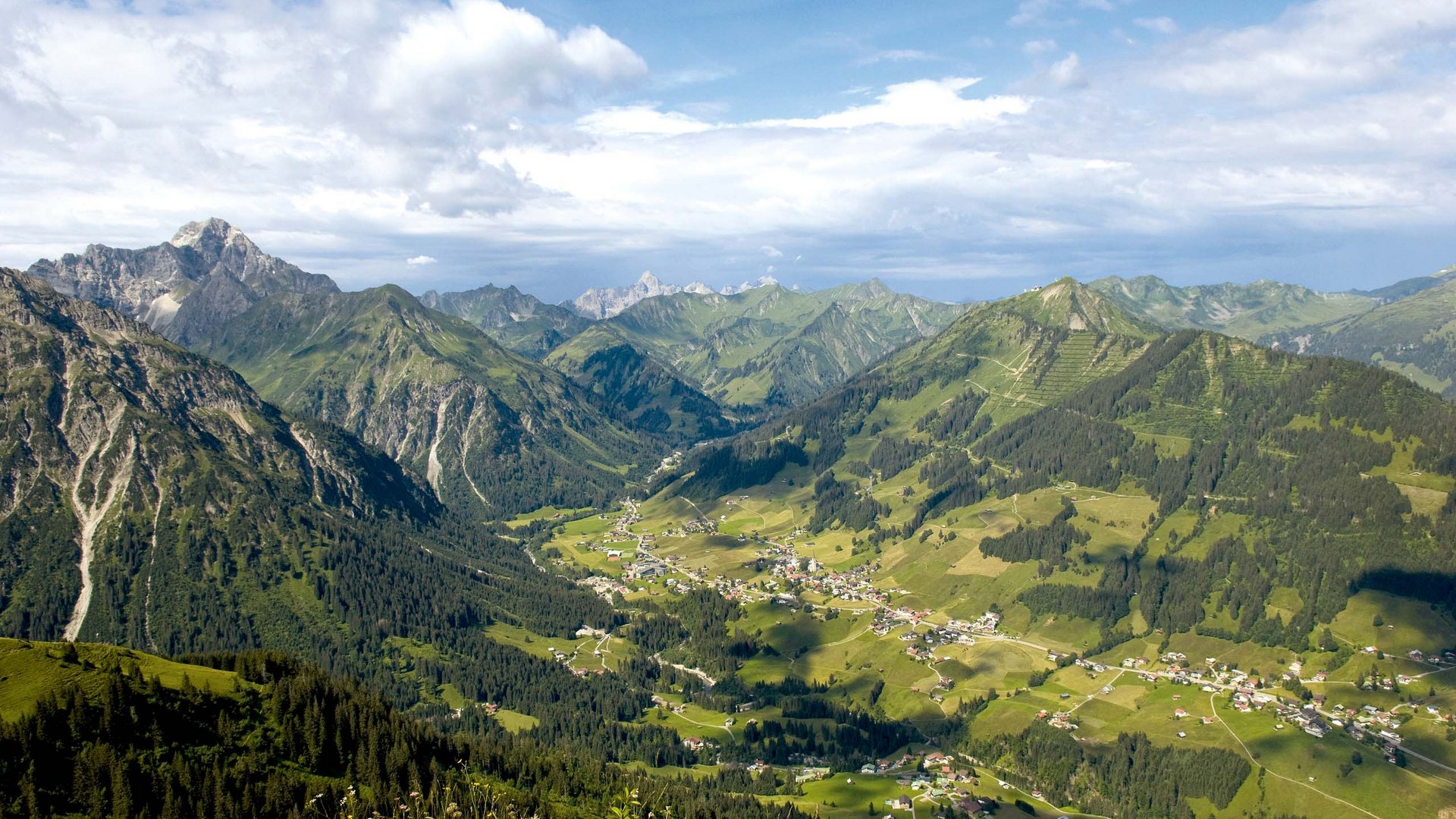 Der Weg in unser Kleinwalsertal-Hotel mit Pool