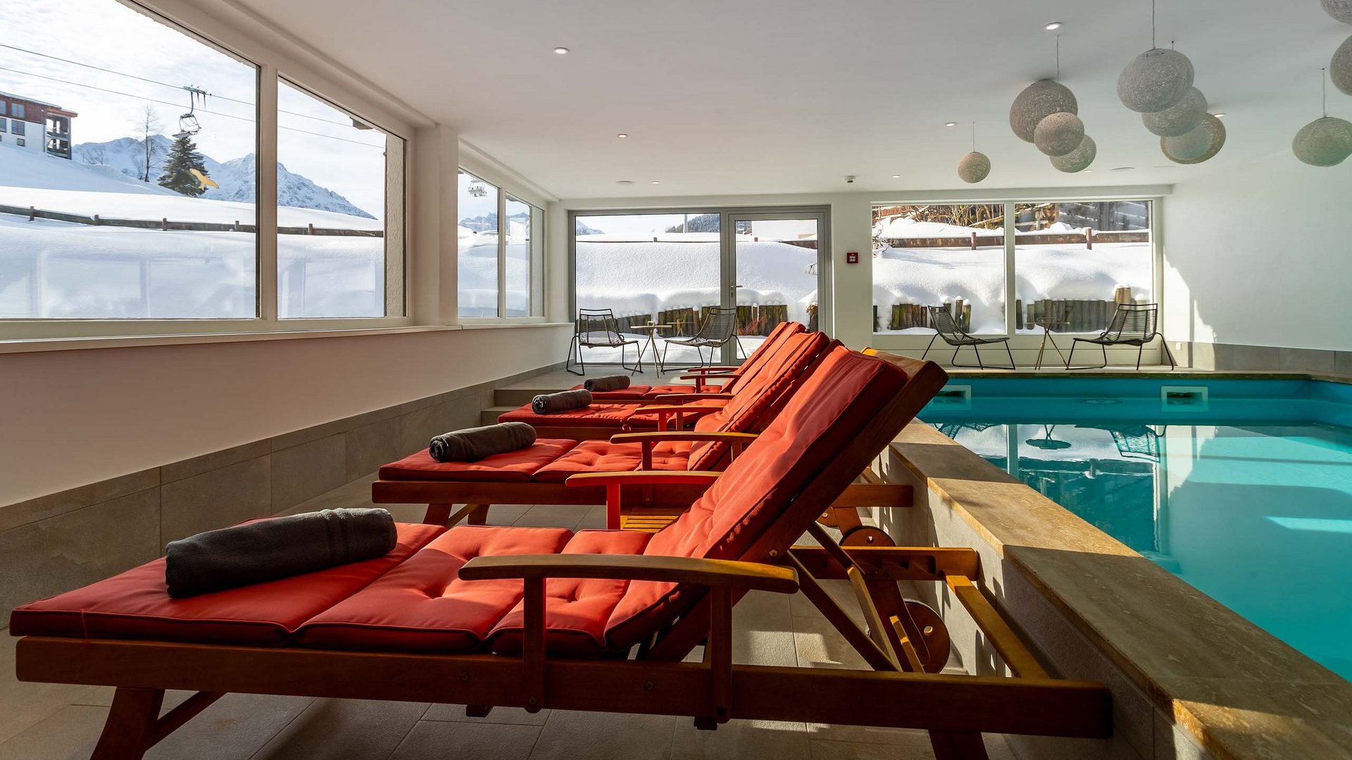 Wellnesshotel im Kleinwalsertal: Pool und Sauna mit Aussicht