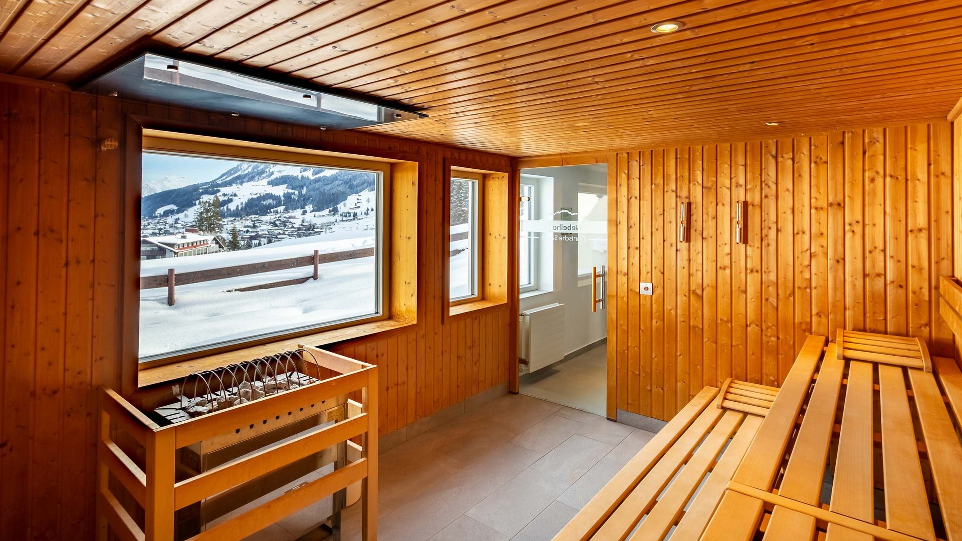 Wellnesshotel im Kleinwalsertal: Pool und Sauna mit Aussicht Wellnesshotel im Kleinwalsertal: Pool und Sauna mit Aussicht