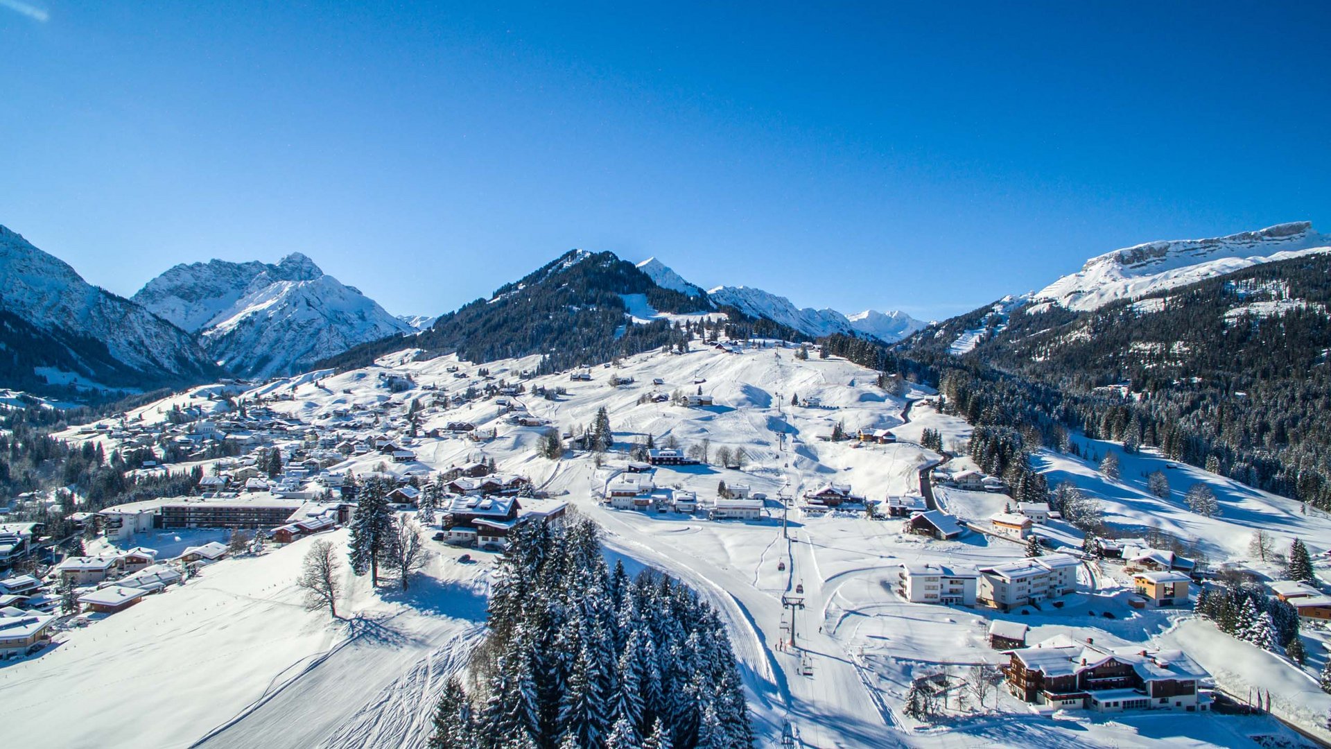 Der Weg in unser Kleinwalsertal-Hotel mit Pool Der Weg in unser Kleinwalsertal-Hotel mit Pool